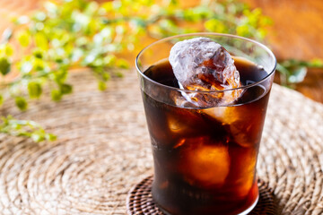 カフェでアイスコーヒーを飲む