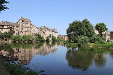 Obraz premium Le lot au milieu du village