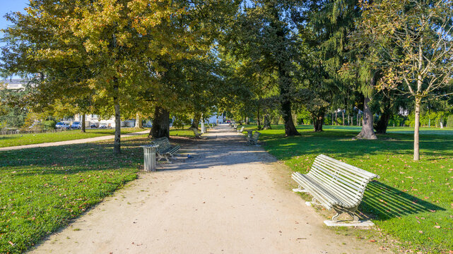 All&eacute;e du parc Beaumont &agrave; Pau, B&eacute;arn, Pyr&eacute;n&eacute;es