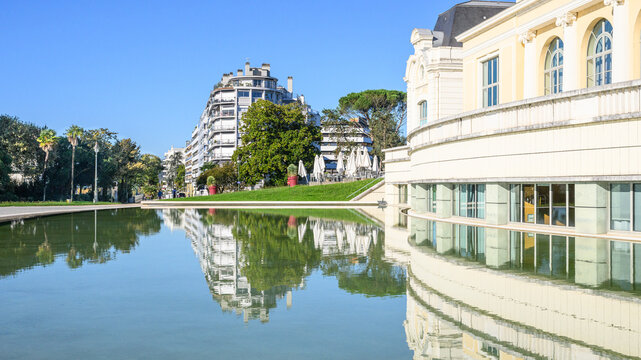 Palais Beaumont, Pau, reflets sur le bassin