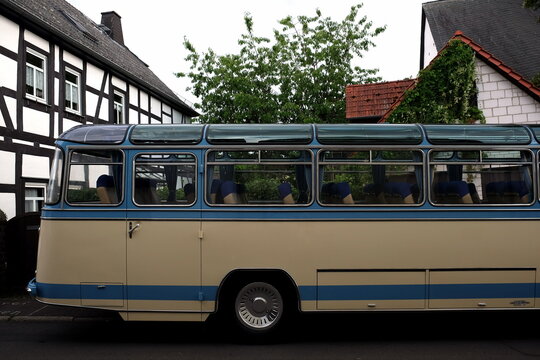 Mercedes O 321 H Ernst Auw&auml;rter der Sechziger Jahre in Zweifarbenlackierung  am 26.07.2025 beim Oldtimertreffen Golden Oldies in Wettenberg Krofdorf-Gleiberg bei Gie&szlig;en in Hessen