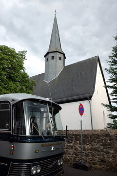 Neoplan Typ Hamburg Reisebus mit Doppelscheinwerfer der Sechziger Jahre vor der Margarethenkirche am 26.07.2025 bei den Golden Oldies in Wettenberg Krofdorf-Gleiberg bei Gie&szlig;en in Hessen