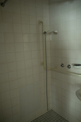 dusche bad lost place müll alt verlassen