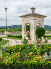 La fontaine de Vigny de Pau et ses superbes parterres de fleurs sur le boulevard des Pyrénées