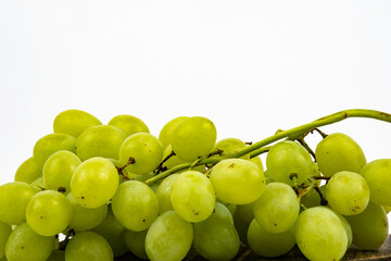fotografía en PNG de un racimo de uvas verdes  con fondo trasparente