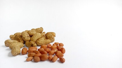 The main nutrients in peanuts include protein, healthy fats, fiber, carbohydrates, and various vitamins and minerals.