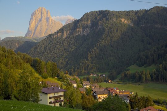 Town houses overlooked by Odle Group, Ortisei, Gardena Valley, Bolzano Province, Trentino-Alto Adige/South Tyrol, Italian Dolomites, Italy