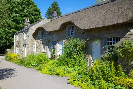 Thatched cottages, Baslow, Derbyshire, England