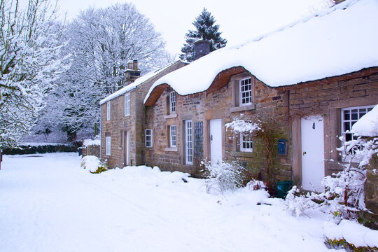 Thatched cottages in the snow, Baslow, Derbyshire Dales, Derbyshire, England 