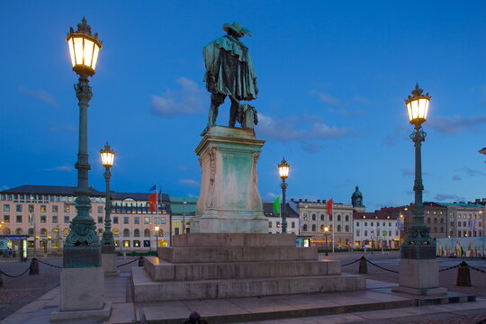Bronze statue of the town founder Gustav Adolf at dusk, Gustav Adolfs Torg, Gothenburg, Sweden, Scandinavia