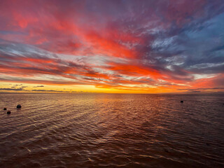 Farbenprächtiger Sonnenuntergang über dem Meer von Mauritius mit Wolken und sanften Wellen