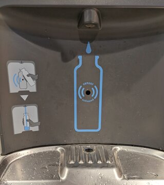 Vista de cerca de fuente de acero inoxidable de recarga de agua con sensor autom&aacute;tico para rellenar botellas 