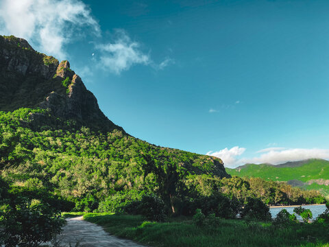 Berg "Le Morne Brabant" bei blauem Himmel und wenigen Gipfelwolken auf Mauritius