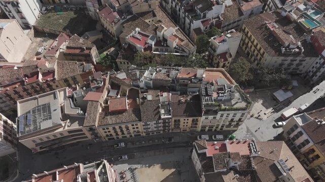 Toma a&eacute;rea con dron en &aacute;ngulo oblicuo sobre los tejados de Valencia, revelando edificios, calles y horizonte