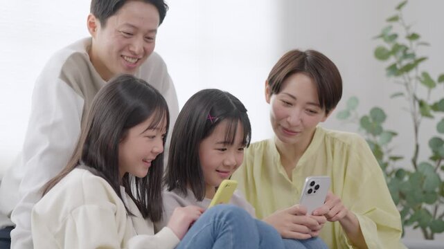 スマホを使う家族