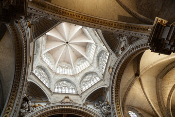 Obraz premium Interior of a majestic historic church with ornate decorations Valencia, Spain