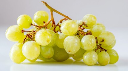 fresh light colored grapes, flat white background, ideal for food brochures, advertising campaigns and healthy eating visuals, 16:9