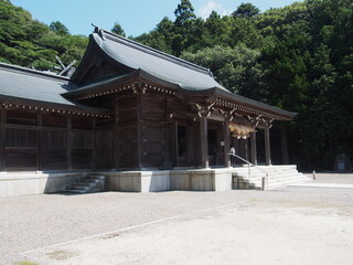 Obraz premium 隠岐神社の本殿 - 日本の伝統的な木造建築