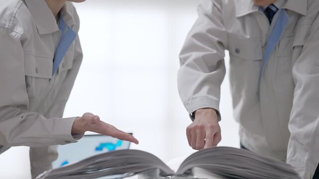 会議する作業着のビジネスマン