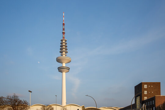Fernsehturm Hamburg am Messegel&auml;nde mit blauem Himmel, copy space