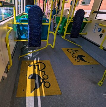 Espacio reservado a sillas de ruedas y coches de ni&ntilde;o en la plataforma central de un moderno autob&uacute;s de transporte p&uacute;blico
