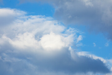 Ciel bleu chargé de nuages laissant entrevoir une éclaircie.