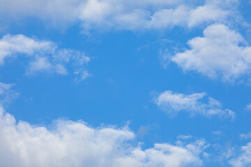 Ciel bleu se dégageant de ses nuages pour s'éclaircir.