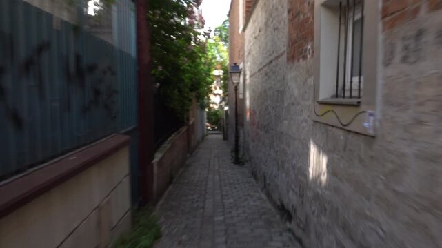 Vue en acc&eacute;l&eacute;r&eacute; tremblante et floue en marchant dans une rue &eacute;troite en &eacute;t&eacute;