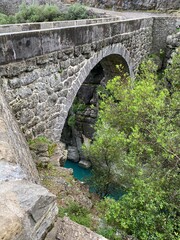 Fototapeta premium Scenic view of Köprülü Canyon in Turkey with turquoise river flowing between high cliffs and lush green forest.