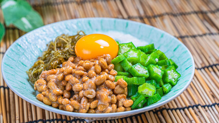 納豆・オクラ・とろろ・めかぶ・卵黄を盛り付けた夏のネバネバ丼