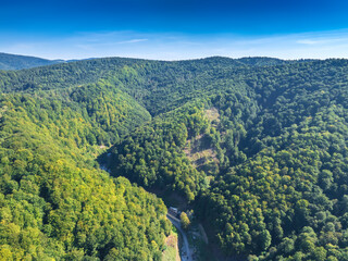 Obraz premium Lot nad Domem Zdrojowym w Żegiestowie-Zdroju latem.
