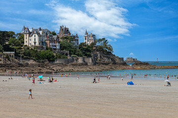 Naklejka premium la plage de Dinard et se villas Belle Époque