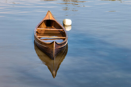 cano&euml; vintage en bois se refl&eacute;tant sur l'eau