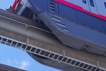 快晴の空を走る沖縄モノレール車両