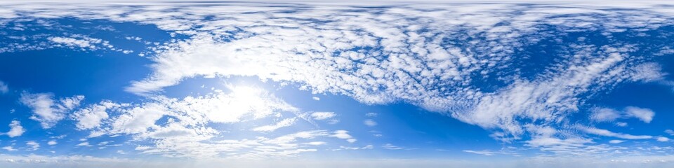 Nahtloses Panorama mit blau-weißem Himmel 360-Grad-Ansicht mit schönen Cumulus-Wolken zur Verwendung in 3D-Grafiken als Himmelskuppel oder zur Nachbearbeitung von Drohnenaufnahmen