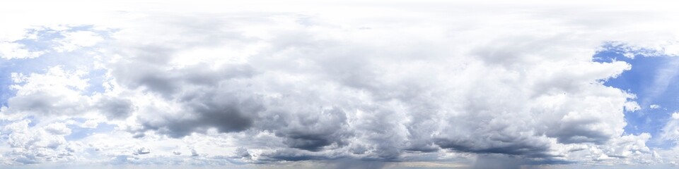 Nahtloses Himmels-Panorama mit aufziehendem Unwetter,360-Grad-Ansicht mit dramatischen Wolken zur Verwendung in 3D-Grafiken als Himmelskuppel oder zur Nachbearbeitung von Drohnenaufnahmen