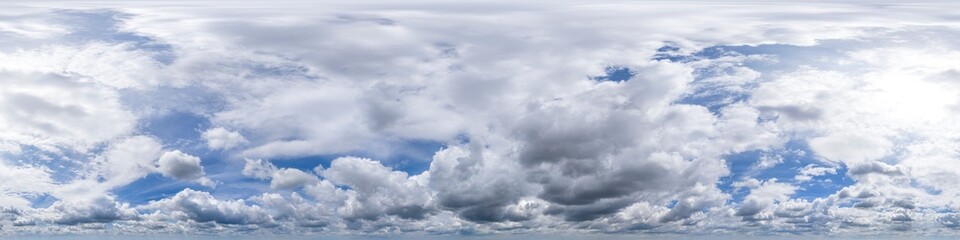 Nahtloses Himmels-Panorama mit aufziehendem Unwetter,360-Grad-Ansicht mit dramatischen Wolken zur Verwendung in 3D-Grafiken als Himmelskuppel oder zur Nachbearbeitung von Drohnenaufnahmen