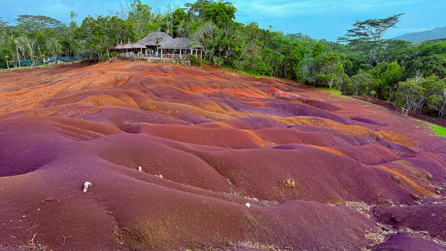 Rote Erde von Mauritius mit gr&uuml;nem Regenwald im Hintergrund