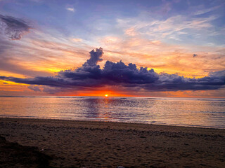 Wunderschöner Sonnenuntergang mit großer Wolke über dem Meer von Mauritius