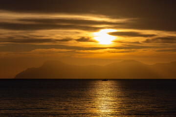 Obraz premium Sunrise in the Alcudia Bay with view to Serra de Llevant mountains, Majorca, Mallorca, Balearic Islands, Spain, Europe