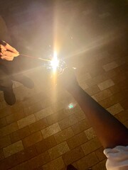 手持ち花火から火をもらう