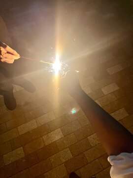手持ち花火から火をもらう