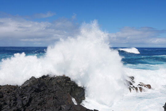 Font&auml;ne mit Gischt durch Meeresbrandung bei Buenavista del Norte auf Teneriffa