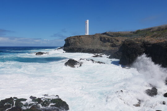 K&uuml;ste mit Meeresbrandung und Leuchtturm Faro de Buenaviste bei Buenavista del Norte auf Teneriffa