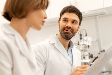 Obraz premium Scientists discussing research in laboratory setting