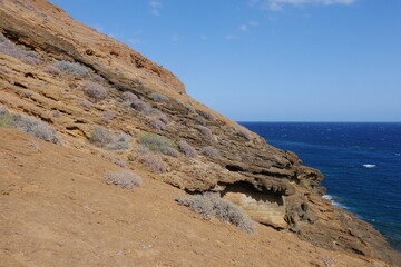 Bunte Felsen und Meer an der Küste am Callao de la Cochina in Costa del Silencio auf Teneriffa