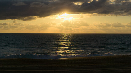 Soleil orange et mer