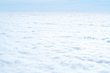 Obraz premium a plane flying above a cloud filled sky