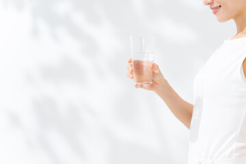 ミネラルウォーターを持つ女性