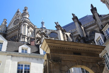 Vue de coté de l'Eglise Sainte-Eustache et porche de l'hôtel de Royaumont rue du jour à Paris